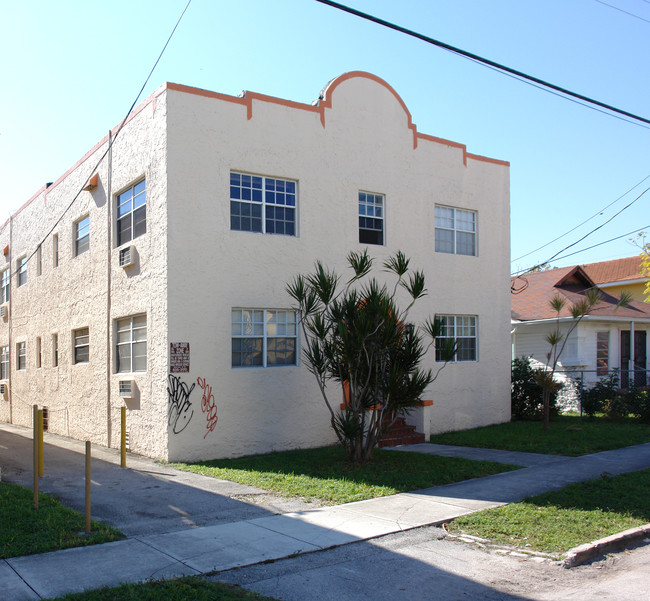 1562 SW 2nd St in Miami, FL - Building Photo - Building Photo