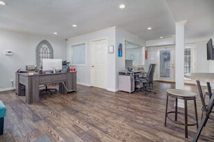 Vintage at Oak Hill in San Antonio, TX - Building Photo