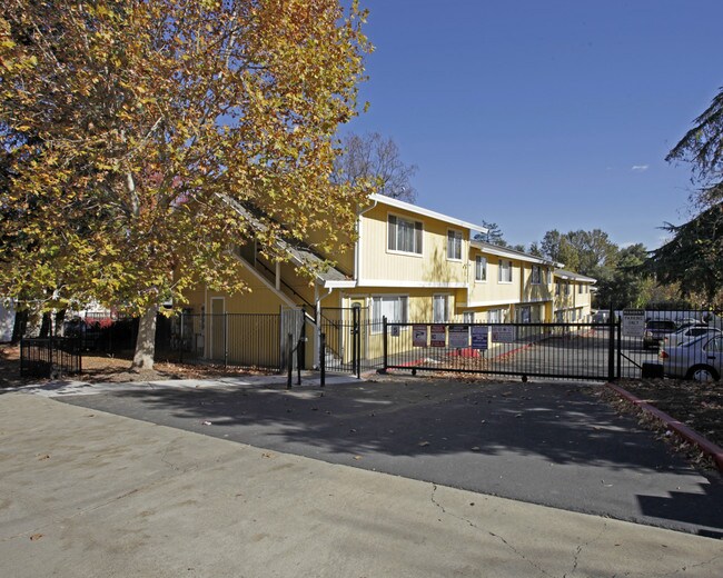 Walnut Apartments in Sacramento, CA - Building Photo - Building Photo