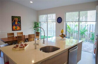 11325 NW 52nd Ln in Doral, FL - Building Photo - Building Photo