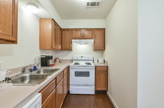 902 Heisse St in Alvin, TX - Building Photo - Interior Photo