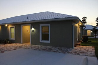 926 NW Spruce Ridge Dr in Stuart, FL - Foto de edificio - Building Photo