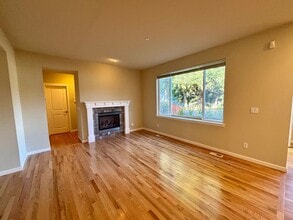 2104 Monterey Ct NE in Renton, WA - Building Photo - Building Photo