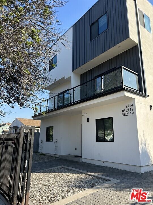 2112 S Highland Ave in Los Angeles, CA - Building Photo