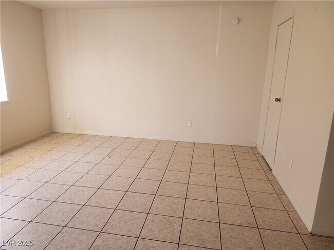 3437 E Cheyenne Ave in North Las Vegas, NV - Building Photo - Building Photo