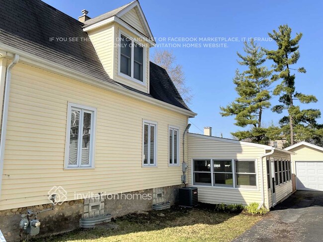 228 S Hickory Ave in Bartlett, IL - Foto de edificio - Building Photo