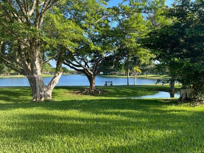 14925 SW 104th St in Miami, FL - Foto de edificio - Building Photo