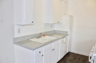 2502 Manhattan Beach Blvd, Unit 16 in Gardena, CA - Building Photo - Building Photo