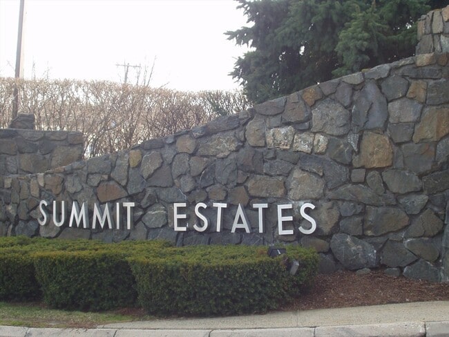 property at 1002 Paradise Rd