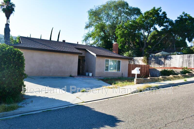 10310 Elmdale Dr in Spring Valley, CA - Foto de edificio