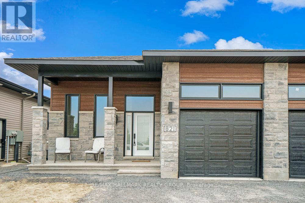 821 Namur St in Russell, ON - Building Photo