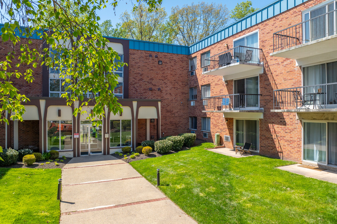 Somerset House Condominium in Fort Washington, PA - Foto de edificio