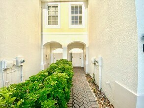 1070 Albany Ct in Naples, FL - Building Photo - Building Photo