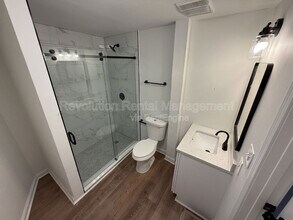 2011 W Starmount Way in Decatur, GA - Foto de edificio - Building Photo