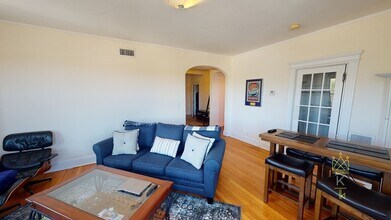 210 Winthrop Rd, Unit 12 in Brookline, MA - Foto de edificio - Building Photo