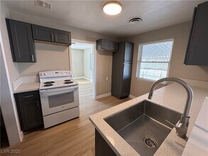 1300 E Nelson Ave in North Las Vegas, NV - Foto de edificio - Building Photo