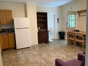 40 High St, Unit 1st Fl in Amherst, MA - Building Photo - Building Photo