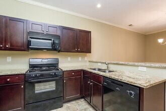 335 Holbrook Dr in Dallas, GA - Foto de edificio - Building Photo