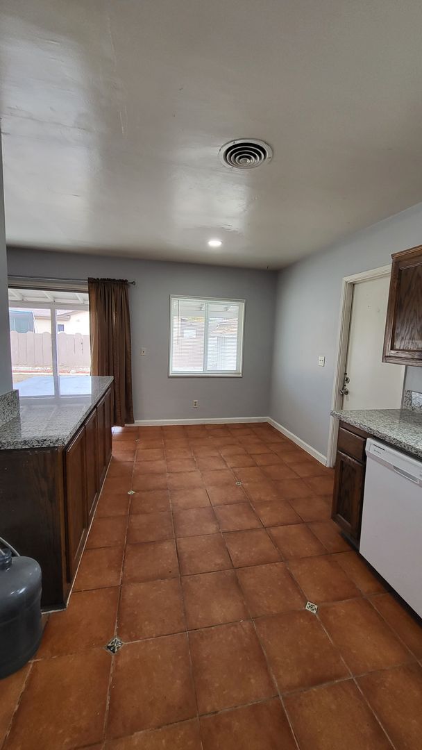 2204 Bradley Ave in Bakersfield, CA - Building Photo - Building Photo