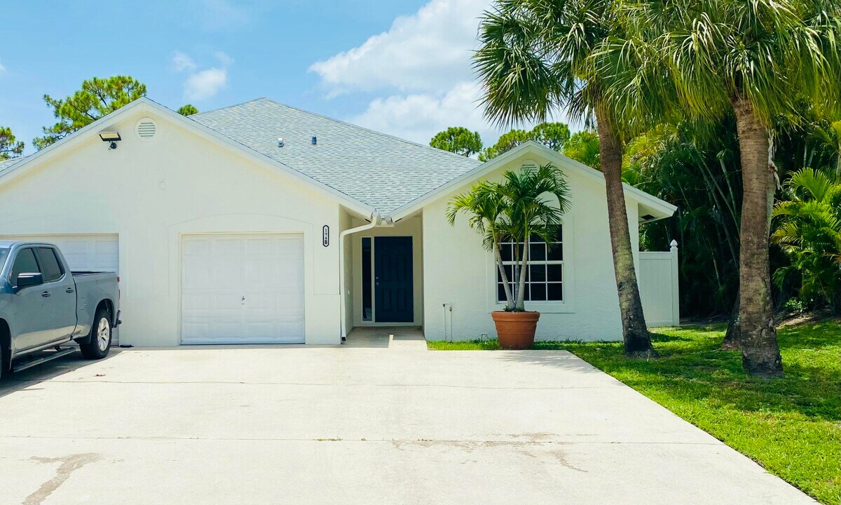194 Sparrow Dr in Royal Palm Beach, FL - Building Photo