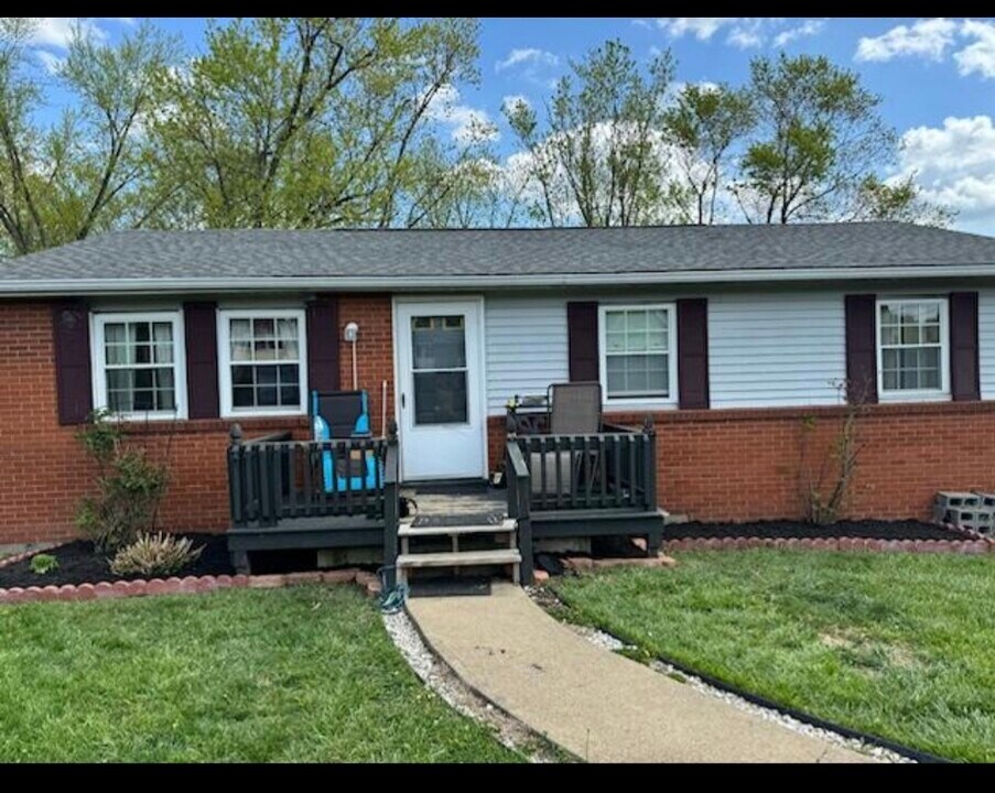 21 Cree Dr in Greensburg, PA - Building Photo