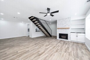 5532 Beverly Hill St in Houston, TX - Building Photo