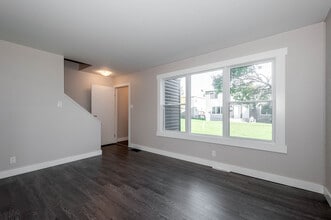 Ascot Gardens in Edmonton, AB - Building Photo - Building Photo