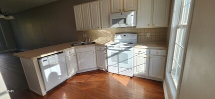 Large 3 Bedroom Townhouse in Getzville, NY - Building Photo - Building Photo