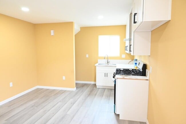 10701 Doty Ave in Inglewood, CA - Building Photo - Building Photo