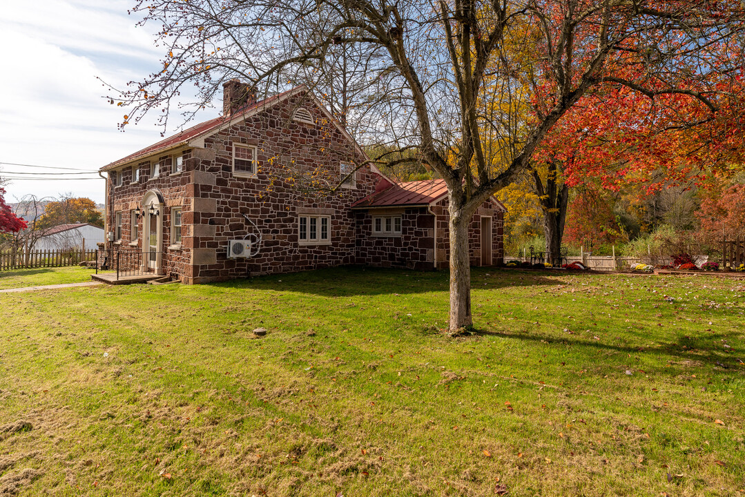 4437 Stiegel Pike in Newmanstown, PA - Building Photo