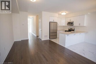 27 Wakeling Dr in Brantford, ON - Building Photo - Building Photo