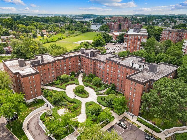 Harbor House in New Rochelle, NY - Foto de edificio - Building Photo