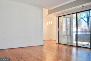 2850 Dover Ln in Falls Church, VA - Building Photo