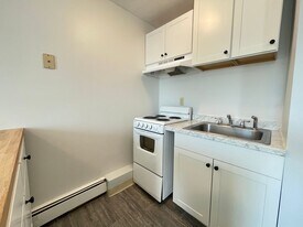 251 Pine St in Manchester, NH - Building Photo