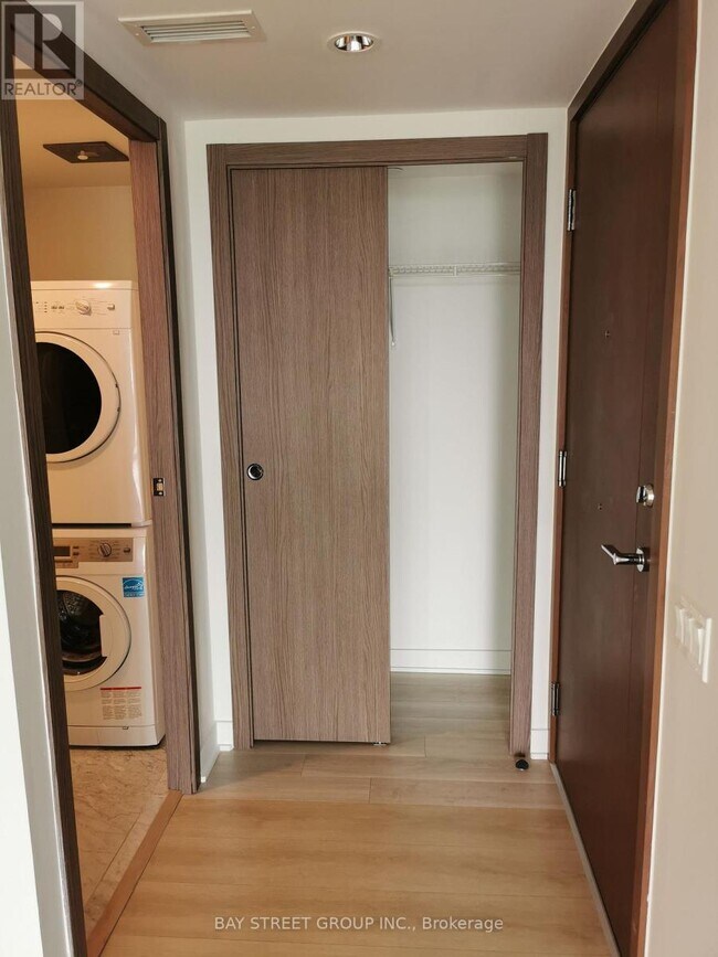 17 Bathurst St in Toronto, ON - Building Photo - Building Photo