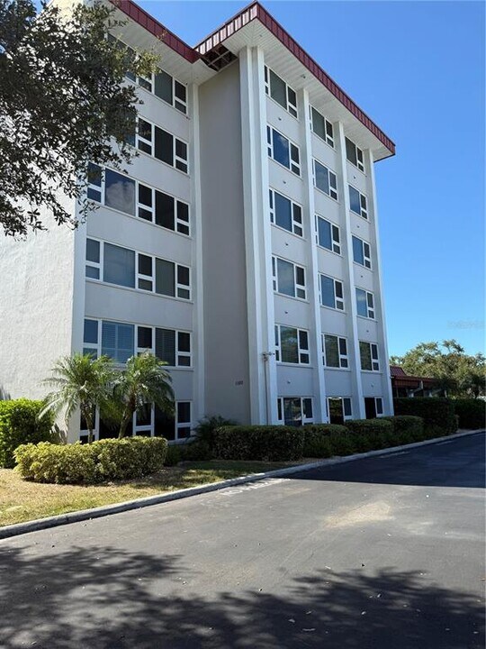 1100 Imperial Dr in Sarasota, FL - Building Photo