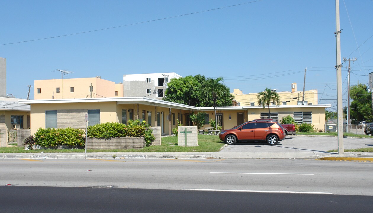 2101 SW 1st St in Miami, FL - Foto de edificio