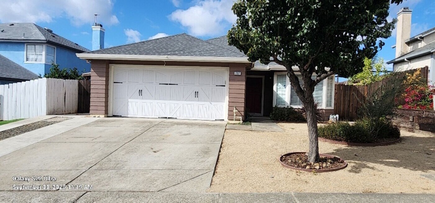 237 Souza Wy in Vallejo, CA - Foto de edificio