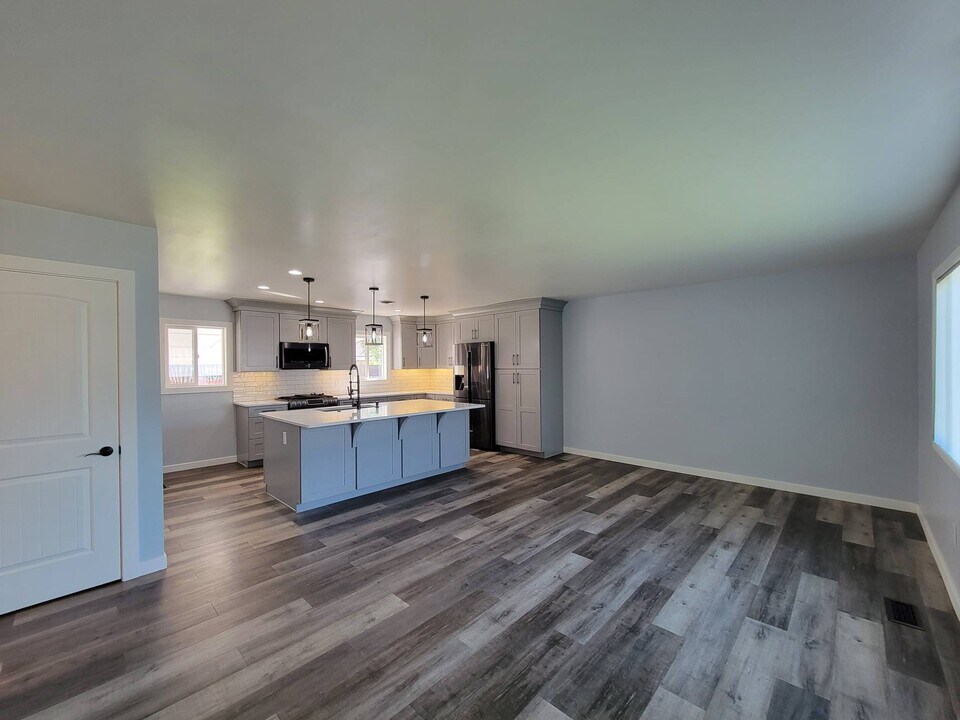 210 Jadwin Ave in Richland, WA - Building Photo