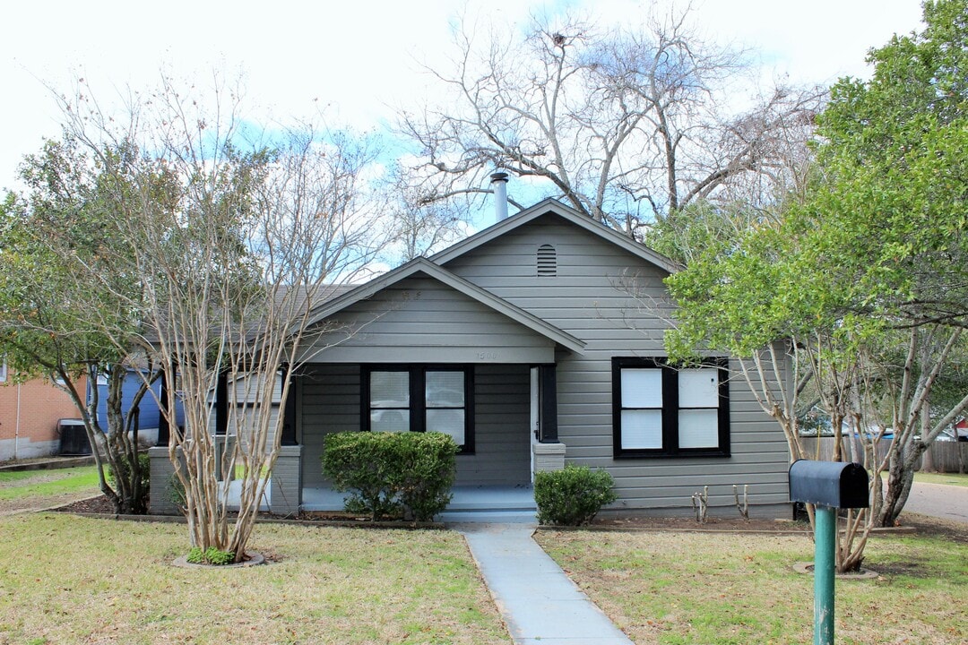 1500 S Park St in Brenham, TX - Foto de edificio
