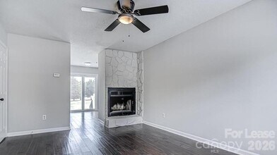 8215 Circle Tree Ln in Charlotte, NC - Building Photo - Building Photo