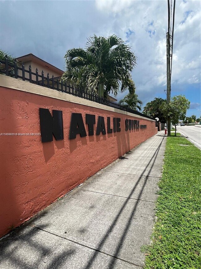 2319 W 60th St in Hialeah, FL - Foto de edificio - Building Photo