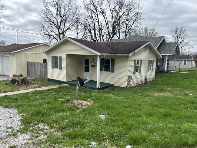 1037 W 17th St in Connersville, IN - Foto de edificio - Building Photo