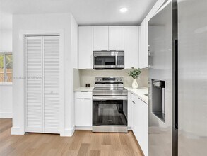 470 NE 165th St in Miami, FL - Building Photo - Building Photo