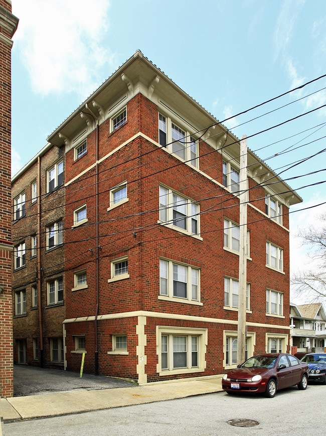 Webb Hall Apartments in Lakewood, OH - Foto de edificio - Building Photo