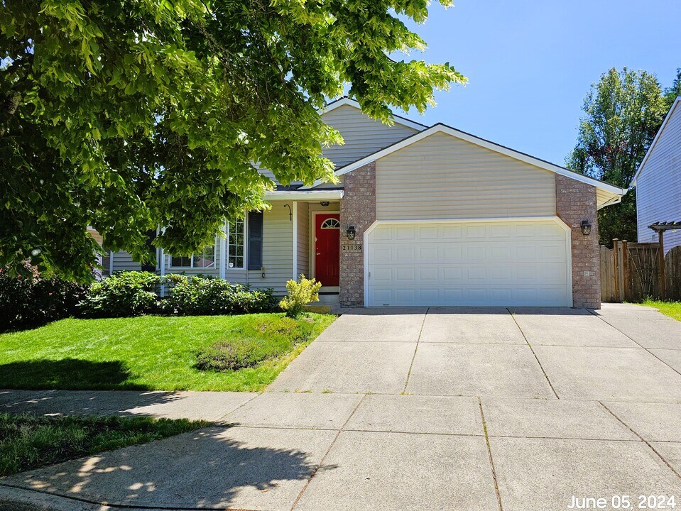 21138 SW Houston Dr in Sherwood, OR - Building Photo