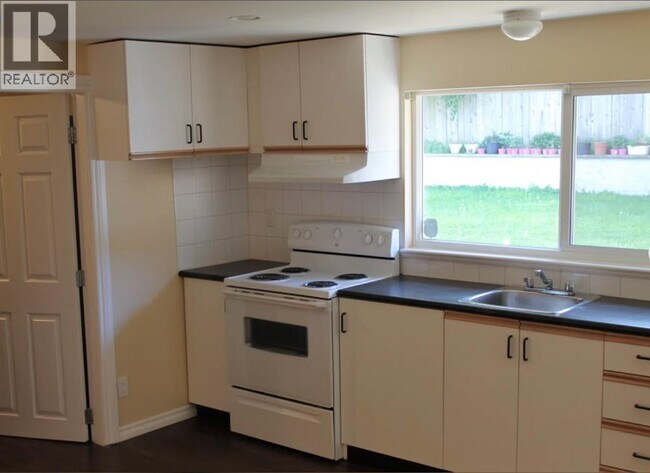 737 Robinson St in Coquitlam, BC - Building Photo - Building Photo