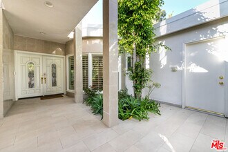 8900 Alto Cedro Dr in Beverly Hills, CA - Building Photo - Building Photo