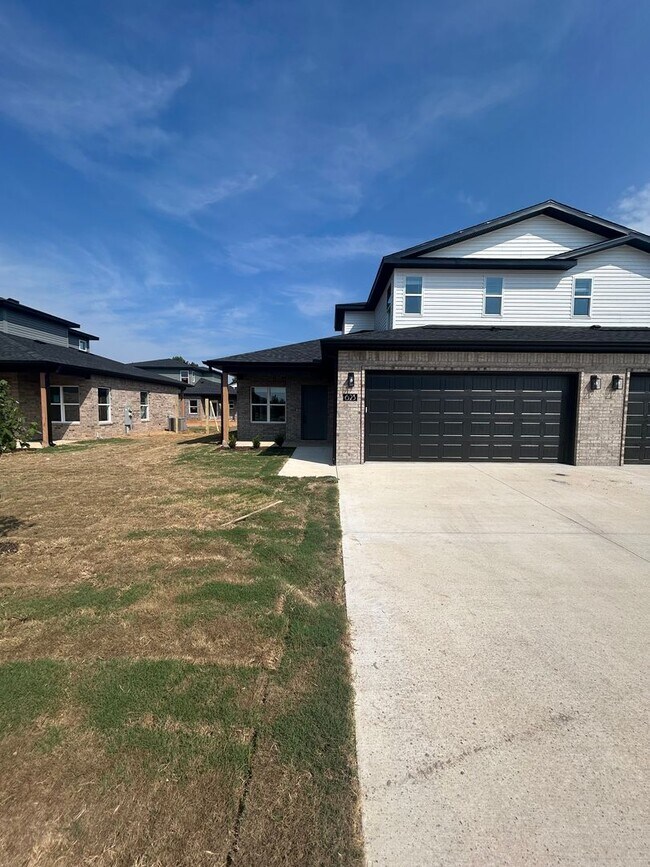 621-623 Cosmos St in Centerton, AR - Building Photo - Building Photo