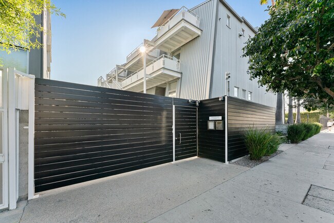 615 Hampton Dr, Unit A107 in Venice, CA - Foto de edificio - Building Photo